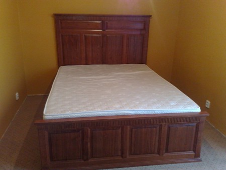 Rustikálna manželská posteľ